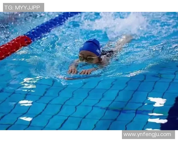 零基础轻松入门游泳技巧，掌握呼吸与姿势快速提升泳技