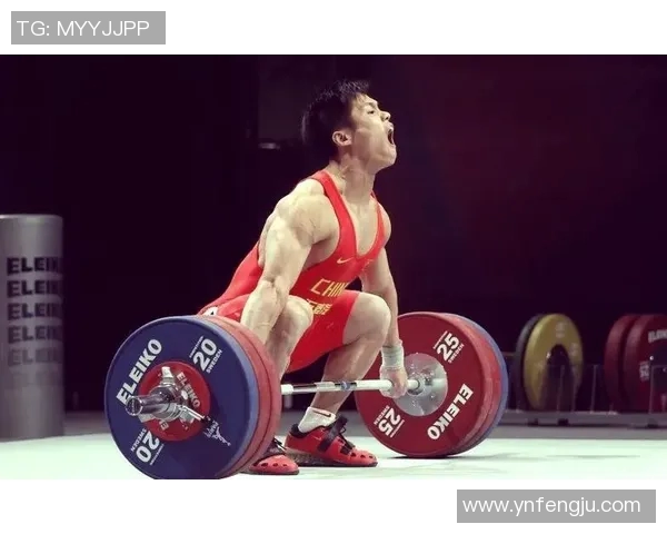 举重运动员的力量与毅力：从训练到赛场的奋斗历程与精神追求